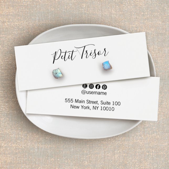 White Calligraphy Script  Stud Earring Display (Von Creator hochgeladen)