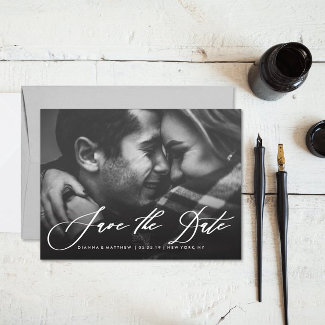 White Calligraphy Wedding Save the Date Foto Ankündigungspostkarte (Von Creator hochgeladen)