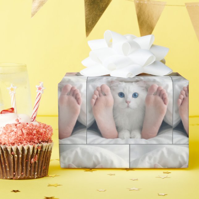 White Cat and Human Feet Under a Duvet Geschenkpapier (Geburtstagsparty)