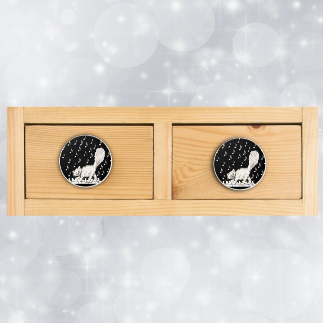 White Cat auf Piano Keys Musiknoten Keramikknauf (White cat winking while walking across piano keys music notes on black drawer knob pull.)