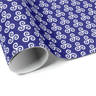 White Celtic Triple Spiral Triskele auf Dunkelblau Geschenkpapier