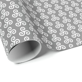 White Celtic Triple Spiral Triskele auf Medium Gra Geschenkpapier