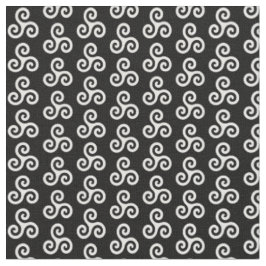 White Celtic Triple Spiral Triskele auf schwarz Stoff