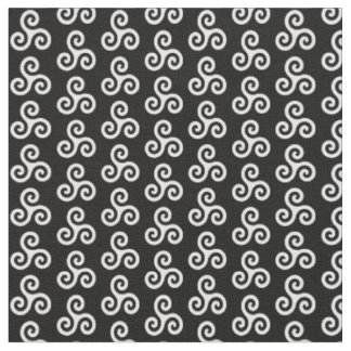 White Celtic Triple Spiral Triskele auf schwarz Stoff