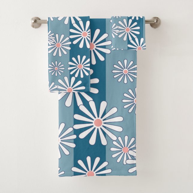 White chamomile flowers on striped blue background (En situation)