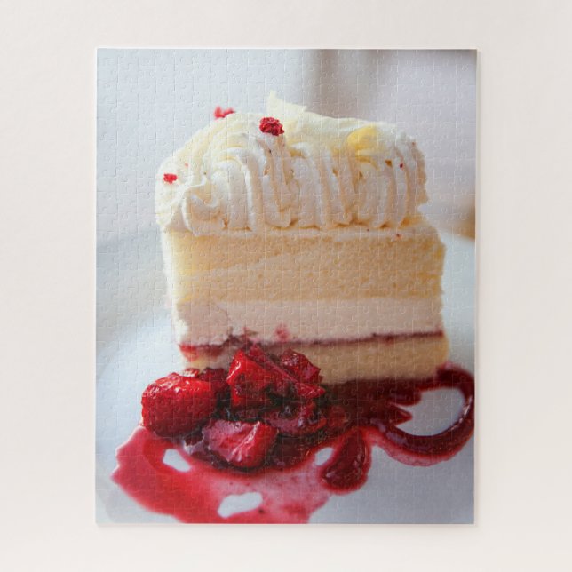 White Chocolate Schaum Cake with Strawberries (Vertikal)