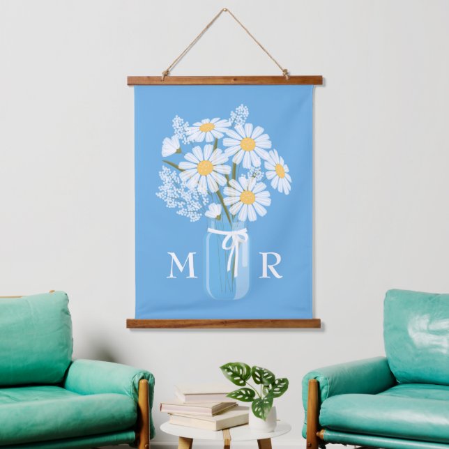 White Daisies Mason Jar Monogram on Blue Wandteppich Mit Holzrahmen (Wohnzimmer)
