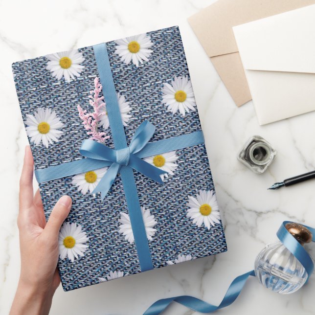 White Daisies über Denim Geschenkpapier (Schenken)