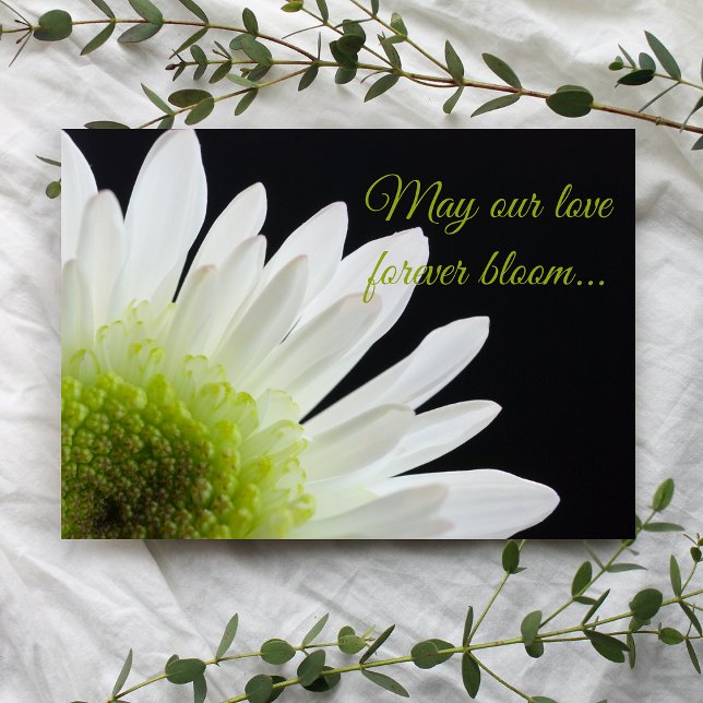 White Daisy Blume auf Black Wedding Einladung (Invite guests to your marriage ceremony with the pretty White Daisy on Black Wedding Invitation.)