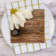 White Daisy und Barn Wood Wedding Probe Dinner