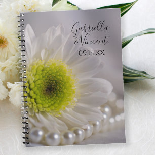 White Daisy und Pearls Wedding Notizblock