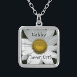 White Daisy Wedding Flower Girl Versilberte Kette<br><div class="desc">Das hübsche White Daisy Wedding Flower Girl Pendant Necklace ist ein einzigartiges personalisiertes Sake-Geschenk für Ihre Blume. Passen Sie es an, um den Text zu ändern, um eine Bridesmaid oder Trauzeugin Necklace zu erstellen. Dieser elegante und niedliche, maßgeschneiderte Botanische Hochzeitsschmuck zeichnet sich durch ein digital nahes Blumenfoto aus, das in...</div>
