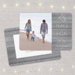 White Dove Peace Hope Joy Simple Foto Gray Wood Feiertagskarte<br><div class="desc">Wünschen Sie Familie und Freunden ein kleines Geschenk der Ruhe für den Urlaub mit einer eleganten Taube ein Foto Grußkarte. Alle Formulierungen auf dieser Vorlage (einschließlich "Peace Hope Joy" auf der Vorderseite) ist einfach zu anpassen, sodass es für Weihnachten, New Years, Hanukkah und Rosh Hashanah geeignet. Das moderne graue und...</div>