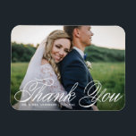 White Elegant Foto Wedding Vielen Dank Magnet<br><div class="desc">Feiern Sie Ihre Liebe und zeigen Sie Dankbarkeit mit unserem personalisierbaren Foto Hochzeit danke Ihnen Magnet! Dieser einzigartige Sake ist perfekt, um Ihre Lieben an Ihren besonderen Tag zu erinnern und gleichzeitig Ihren herzlichen Dank in einer denkwürdigen Weise auszudrücken. Es zeichnet sich durch eine elegante Kalligraphie und klassische Typografie aus....</div>