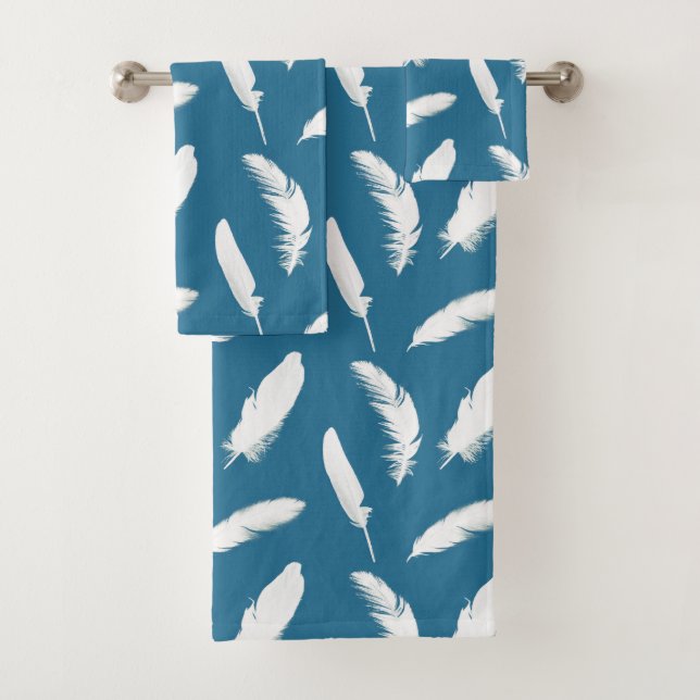 White Feathers on Denim Blue Badhandtuch Set (Insitu)
