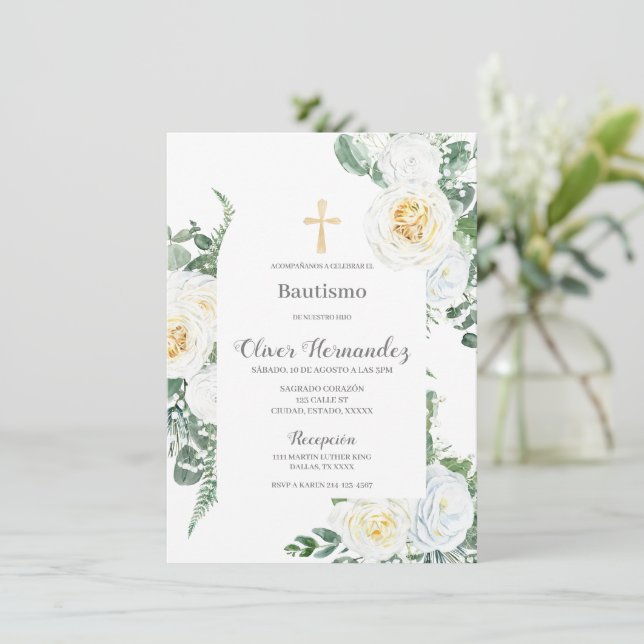 White Floral Taufe Spanische Einladung (Stehend Vorderseite)
