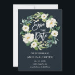 White Floral Wreath Wedding Save the Date Ca<br><div class="desc">Weiße Blütenhochzeit Sichern Sie die Datumskarte mit einem Kranz mit weißer,  wasserfarbener Blume mit grünem Blattwerk. Für eine weiter gehende Anpassung dieses Designs klicken Sie bitte auf den Button "Anpassen". Matching-Elemente sind ebenfalls verfügbar.</div>