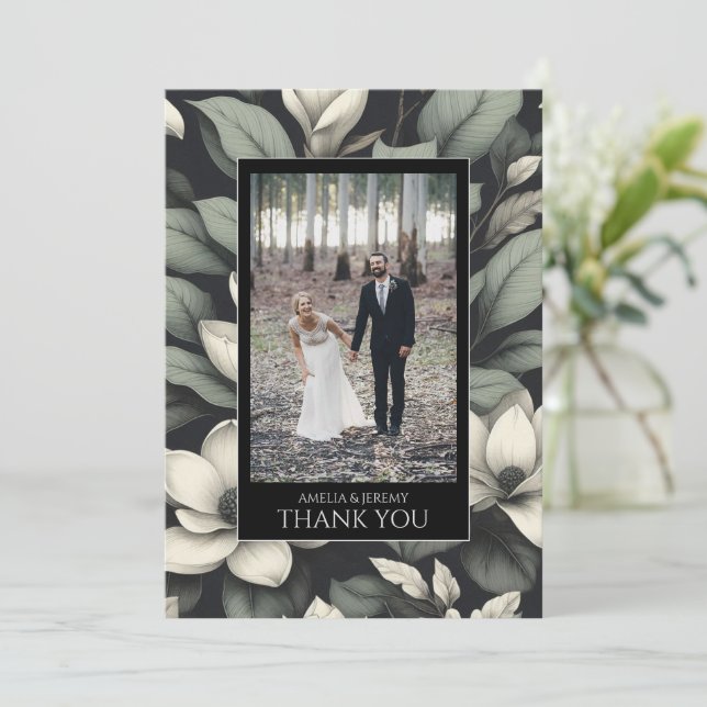 White Flowers and Greenery Wedding Dankeskarte (Stehend Vorderseite)
