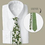 White Gardenia Floral personalisiert Krawatte<br><div class="desc">Weiße Gardenia Floral personalisierte Krawatte. Personalisiert auf der Rückseite mit Hochzeitstag und Braut und Bräutigam Namen.</div>