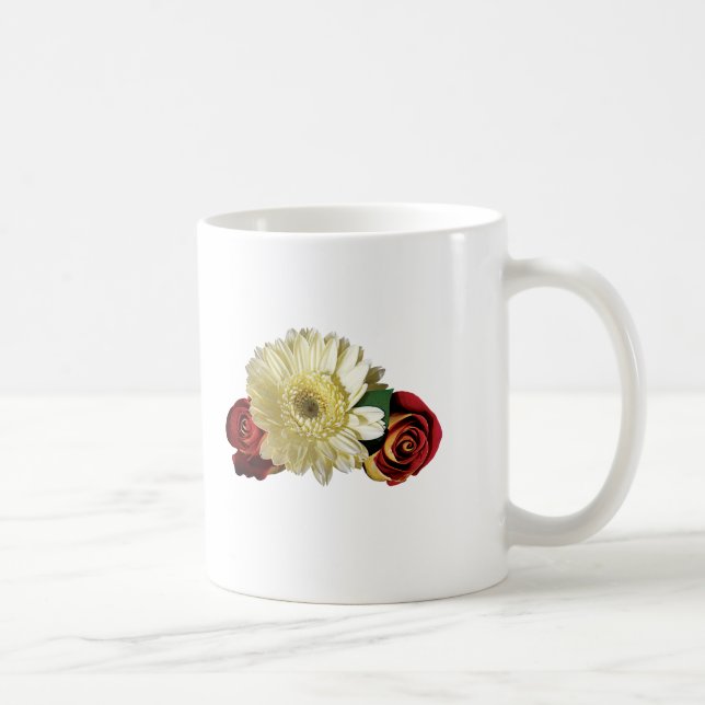 White Gerbera Daisy mit Rosenknospe Kaffeetasse (Rechts)
