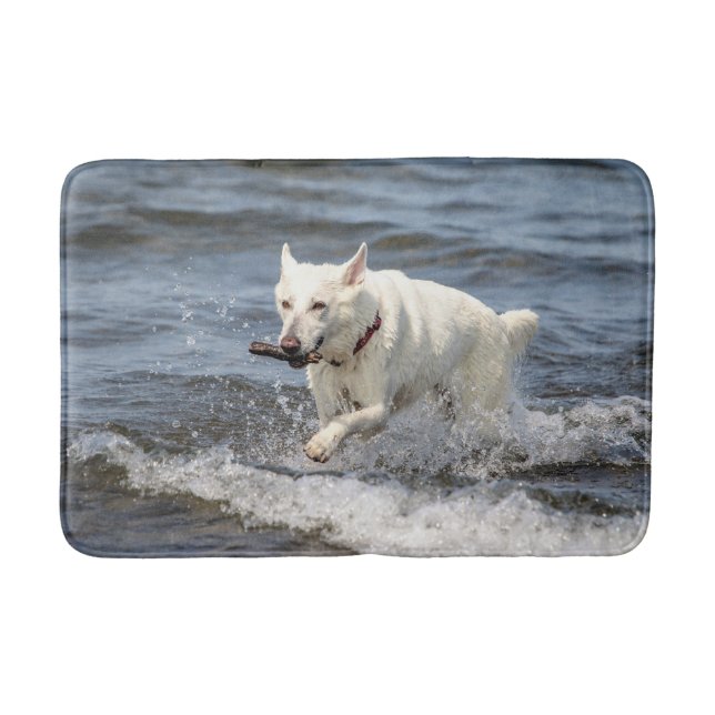 White German Shepard am George Lake Badematte (Vorderseite)