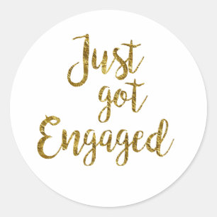 White & Gold Script Just got Engaged Runder Aufkleber