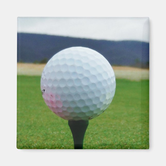 White Golf Ball auf dem Golfplatz Magnet (Vorne)