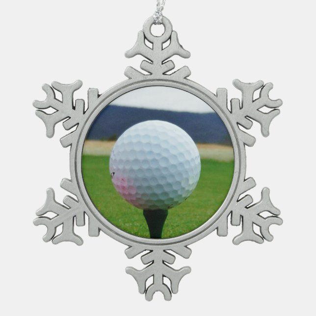 White Golf Ball auf dem Golfplatz Schneeflocken Zinn-Ornament (Vorderseite)