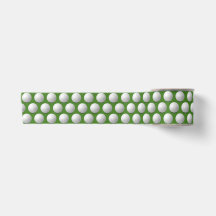 White Golf Balls auf Green