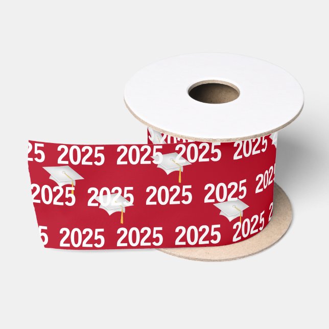 White Graduation Caps 2025 auf Red Satinband (Spule)