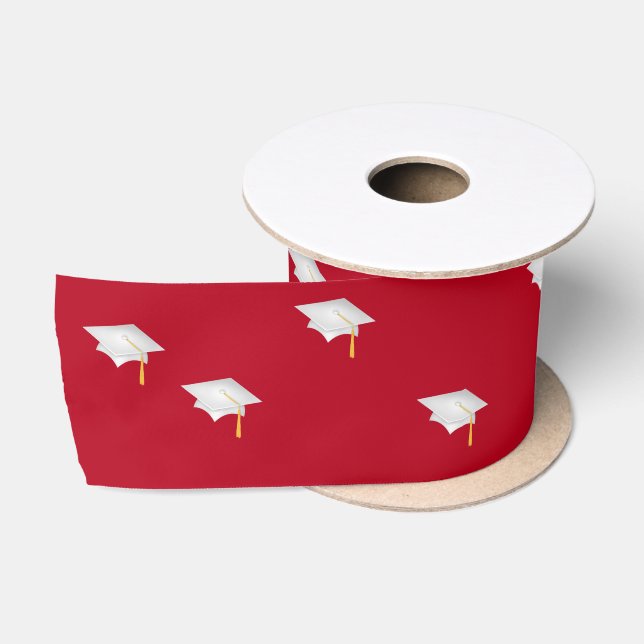 White Graduation Caps 2025 auf Red Satinband (Spule)
