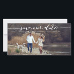 White Handwriting Script-Foto Rette Unser Datum II Save The Date<br><div class="desc">Eine elegante und moderne Save the Date-Fotokarte mit weißem handgeschriebenem Schriftbild. Personalisieren Sie diese Save the Date Fotokarte,  indem Sie Ihr eigenes Foto und Ihre Daten hinzufügen. Ähnliche Artikel sind in meinem Shop erhältlich.</div>