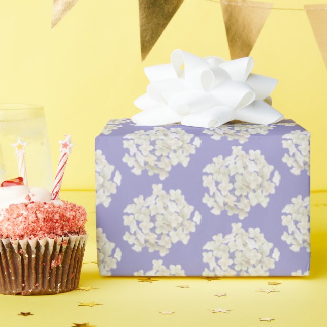White Hydrangea auf Pastel Lavender Geschenkpapier (Geburtstagsparty)