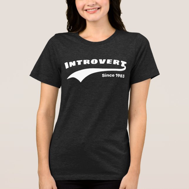 White Introvertierte Typografie Swoosh Custom Date Tri-Blend Shirt (Vorderseite)