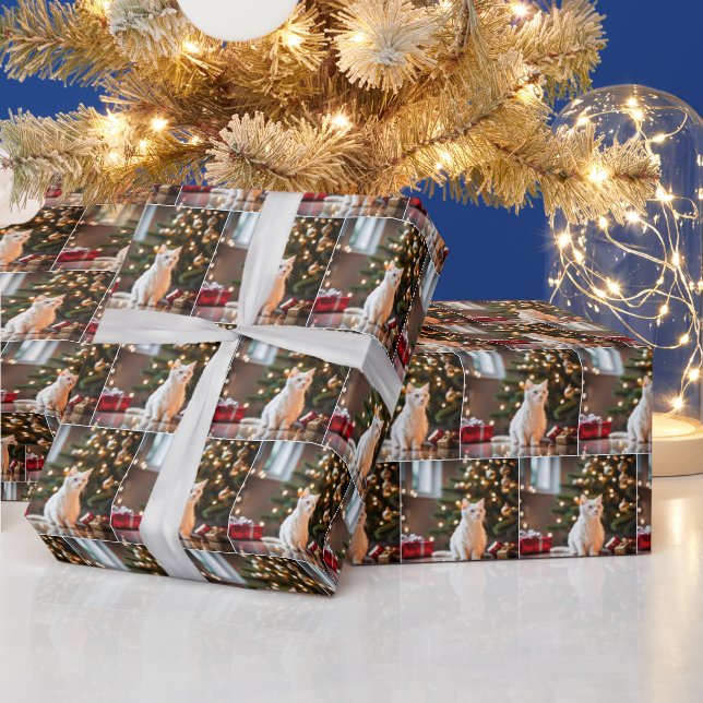 White Kitten by Christmas Tree Geschenkpapier (Feiertage)