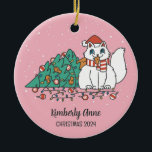 White Kitty Christmas Cat Snowy Winter Holiday Keramik Ornament<br><div class="desc">Niedliche Cartoon Tierschmuck für Kinder und Kinder. Ideal für die erste Weihnachtsfeier mit der Familie. Sie können den Text für jeden Anlass anpassen.</div>