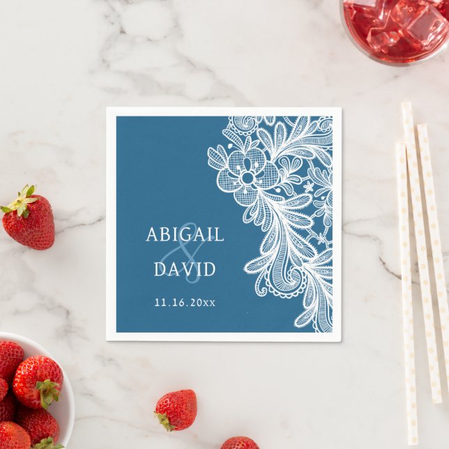White Lace on Blue Wedding Serviette (Beispiel)