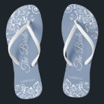 White Lace on Dusty Blue Elegant Bride's Wedding Flip Flops<br><div class="desc">Tanzen Sie die Nacht mit diesen schönen Hochzeitsflip-Flops. Sie sind für die Braut konzipiert und zeichnen sich durch ein schlichtes und dennoch elegantes Design aus. extravagante Schriftzeichen auf einem staubigen blauen Hintergrund sowie weiße Spitzen-Gürtel und Wirbel sorgen für ein elegantes Design. Eine schöne Art, extravagant und angemessen bleibe, während Sie...</div>