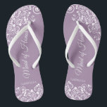 White Lace on Dusty Lila Trauzeugin Wedding Flip Flops<br><div class="desc">Diese wunderschönen Hochzeitskippen sind eine großartige Möglichkeit, Ihre Trauzeugin zu danken und zu erkennen, während sie gleichzeitig ihre Füße rette. Das elegante Design mit weißem, blumengeschmückten Spitzen-Filigree auf einem staubigen, lila, lila oder lavenderfarbenen Hintergrund. Die elegante Schrift liest Trauzeugin mit ihrem Namen unten. Ein guter Weg, ihr zu danken, dass...</div>