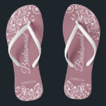 White Lace on Dusty Rose Bridesmaid Wedding Flip Flops<br><div class="desc">Diese wunderschönen Hochzeitskippen sind eine großartige Möglichkeit, um Ihren Brautmädchen zu danken und sie zu erkennen, während sie gleichzeitig ihre Füße gerettet haben. Das schlichte und dennoch elegante Design mit einem Filigree aus weißer Blüte auf einer staubigen Rose oder einem lila rosa Hintergrund. Die elegante Schrift liest Bridesmaid mit ihrem...</div>