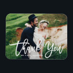 White Lettering Modernes Foto Hochzeit Vielen Dank Magnet<br><div class="desc">Mit unserem individuell anpassbaren Foto Hochzeitsmagnet mit eleganter moderner Kalligraphie bedanken wir uns für Ihre Dankbarkeit. Dieses Design verbindet die persönliche Stimmung mit dem zeitgenössischen Stil und ist somit der perfekte Weg, um Ihren Gästen für ihren besonderen Tag zu danken. Zeigen Sie Ihre Lieblings-Hochzeitsfeiern mit einer persönlichen Touch, die den...</div>