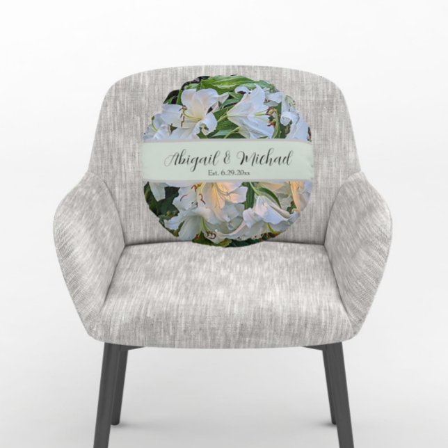 White Lilies Wedding Couple Names Floral Rundes Kissen (In Situ Chair)