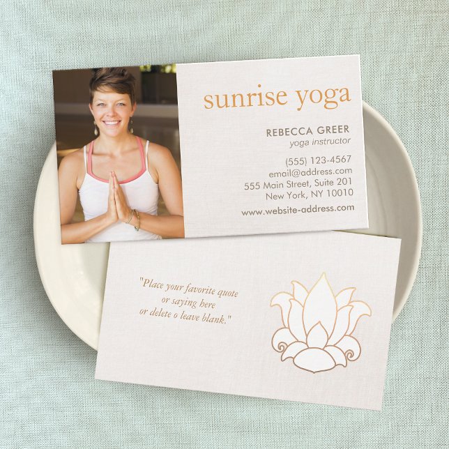 White Lotus Blume Yoga Doacher Foto Beige Visitenkarte (Von Creator hochgeladen)