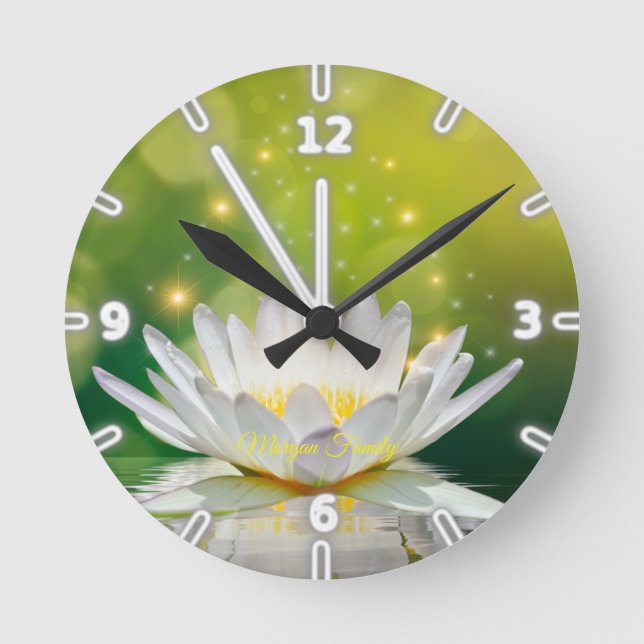 White Lotus Flower Landscape Runde Wanduhr (Vorderseite)