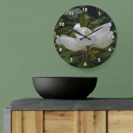 White Magnolia Blossom auf dunkelgrüner Fotografie Große Wanduhr