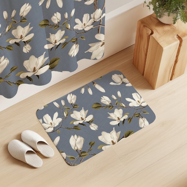 White Magnolia Grove on Slate Blue Elegant Floral  Badematte (Von Creator hochgeladen)