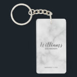 White Marble Modernes Script Personalisierte Trauz Schlüsselanhänger<br><div class="desc">Moderner Script Personalisiert Trauzeugen Schlüsselanhänger mit dem Namen des personalisierten Trauzeugen im modernen, grauen Schriftart-Stil mit Titel und Hochzeitsdatum in modernen Sans Serif Schriftart Stil auf weißem Marmor Hintergrund. Auch perfekt für Trauzeugin, Blütenmädchen, Brautmutter, Trauzeugen, Trauzeuge und mehr. Bitte beachten Sie: Die Marmordetails werden im Kunstwerk simuliert. Bei der Herstellung...</div>