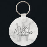 White Marble Modernes Script Personalisierte Trauz Schlüsselanhänger<br><div class="desc">Moderne Minimalistische Personalisierte Monogramm- und Namensgeschenke Dieses Design zeichnet sich durch einen personalisierten Namen im modernen, grauen Stil der Handschrift Schriftart und Monogramm in hellgrauem, modernem Sans Serif Schriftart Stil als Hintergrund aus, mit dem Titel in grau modernen Sans Serif Schriftart Stil, auf weißem Marmor Hintergrund. Auch perfekt für Trauzeuge,...</div>