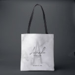 White Marble Script Personalisiert Bridesmaid's Na Tasche<br><div class="desc">Moderne Minimalistische Personalisierte Monogramm- und Namensgeschenke Dieses Design zeichnet sich durch den personalisierten Namen einer Brautjungfrau aus,  die in einem modernen,  grau-grauen Schriftart und Monogramm in einem modernen Sans-Serif-Stil als Hintergrund steht. Hochzeitsdetails in grauer,  moderner Sans Serif-Schriftart,  auf weißem Marmorboden. Auch perfekt für Trauzeugin,  Mutter der Braut und mehr.</div>