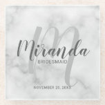 White Marble Script Personalisiert Bridesmaiers Glasuntersetzer<br><div class="desc">Fügen Sie Ihrer Hochzeit eine persönliche Touch mit personalisierten Brautmädchen Geschenk Glas Untersetzer. Dieser Untersetzer zeichnet sich durch den personalisierten Namen einer Brautjungfrau aus, der im Stil eines grauen, modernen Drehbuch-Schriftartes und Monogramm im hellgrauen modernen Schriftart als Hintergrund mit dem Titel und dem Hochzeitdatum in grauem, modernem Sans Serif Schriftart...</div>